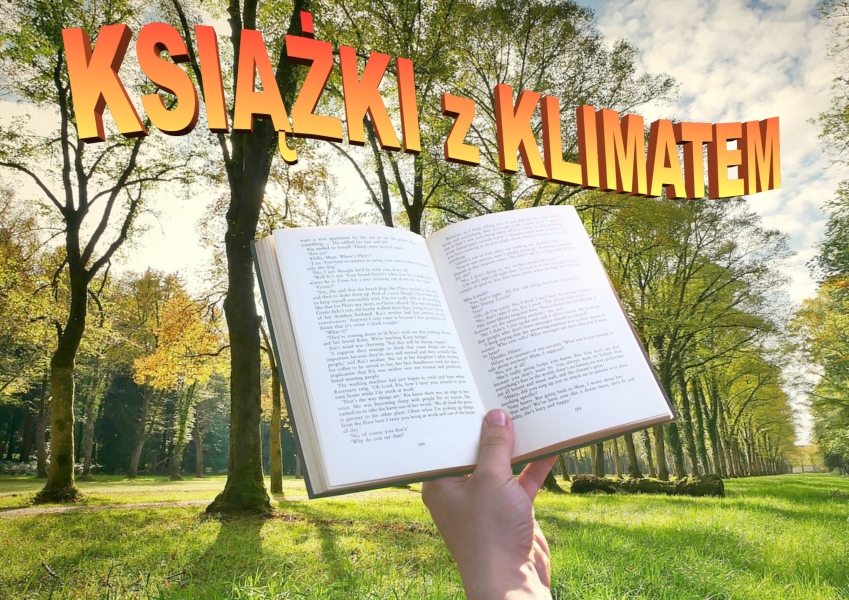 Plakat kolorowy. Tłem jest zdjęcie fragmentu lasu w jesiennej kolorystyce, na pierwszym planie wyciągnięta dłoń trzymająca rozłożoną książkę. U góry plakat napis: Książki z klimatem.