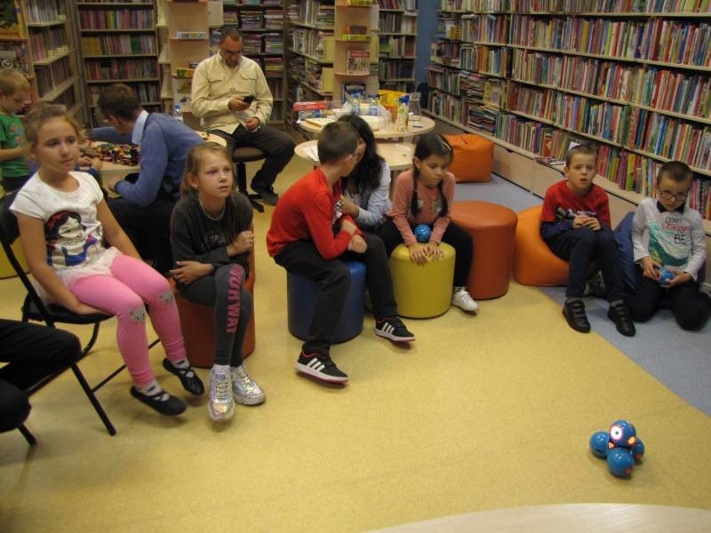 Zdjęcie kolorowe, różne atrakcje dla czytelników podczas Nocy Bibliotek w Bibliotece