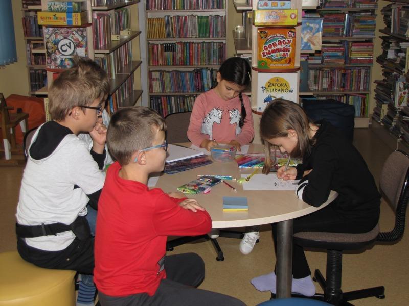 Zdjęcie kolorowe, różne atrakcje dla czytelników podczas Nocy Bibliotek w Bibliotece