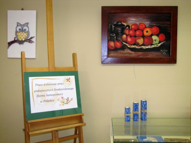 Zdjęcie kolorowe, fragment wystawy w Bibliotece - Prace uczestników Środowiskowego Domu Samopomocy w Połańcu
