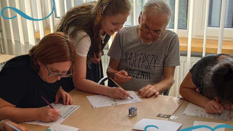 Zdjęcie kolorowe, warsztaty z kaligrafii dla czytelników Biblioteki