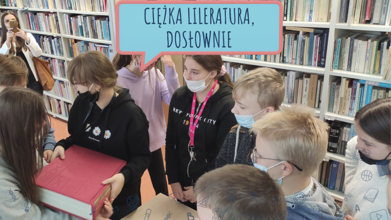 Kadr z prezentacji dotyczącej wycieczki siódmoklasistów do Biblioteki, zdjęcie klasy i napis ciężka literatura, dosłownie (o bardzo dużej i grubej książce)