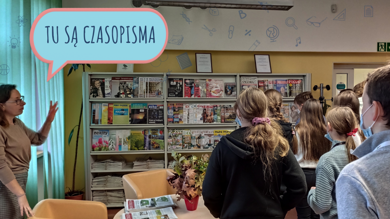 Kadr z prezentacji dotyczącej wycieczki siódmoklasistów do Biblioteki, zdjęcie klasy i napis tu są czasopisma