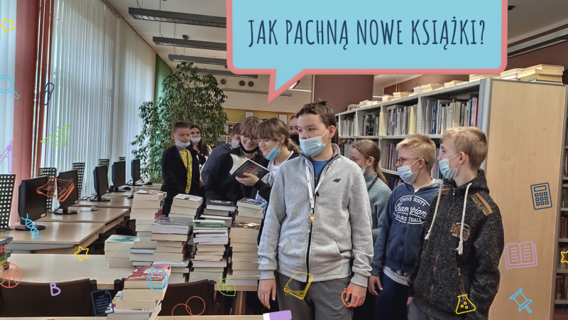 Kadr z prezentacji dotyczącej wycieczki siódmoklasistów do Biblioteki, zdjęcie klasy i napis jak pachną nowe książki