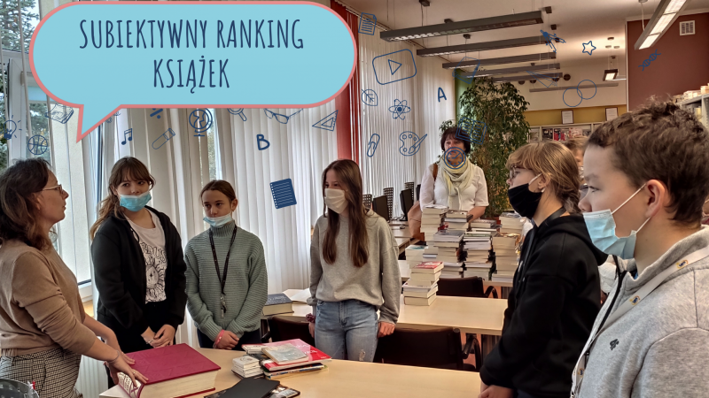 Kadr z prezentacji dotyczącej wycieczki siódmoklasistów do Biblioteki, zdjęcie klasy i napis subiektywny ranking książek