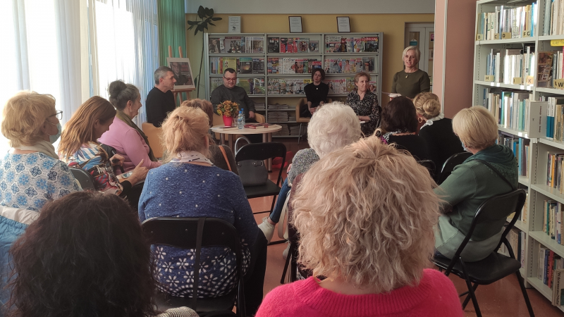 Zdjęcie kolorowe, uczestnicy spotkania z Jarosławem Czechowiczem w Połańcu