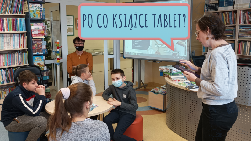 Zdjęcie kolorowe, młodzież z klasy szóstej na lekcji bibliotecznej