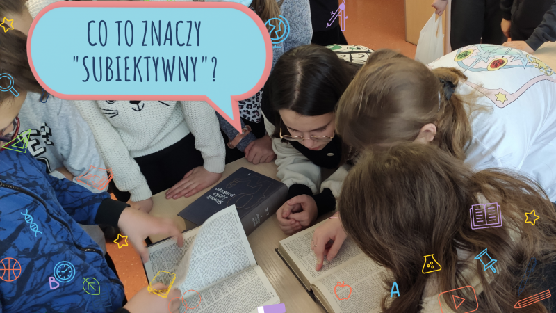 Zdjęcie kolorowe, młodzież z klasy szóstej na lekcji bibliotecznej