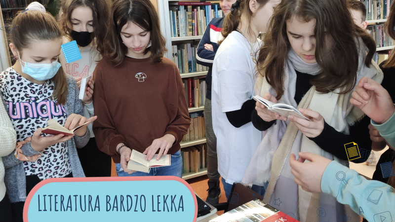 Zdjęcie kolorowe, młodzież z klasy szóstej na lekcji bibliotecznej