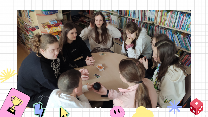 Zdjęcie kolorowe, siódmoklasiści grający w gry planszowe w Bibliotece