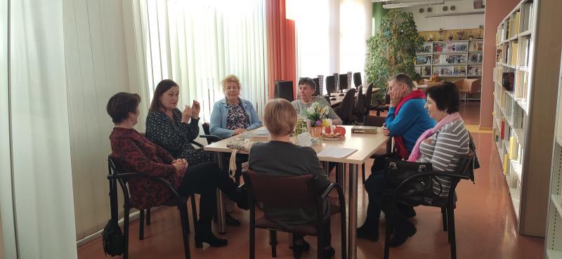 Zdjęcie kolorowe, uczestniczki Dyskusyjnego Klubu Książki na spotkaniu w Bibliotece