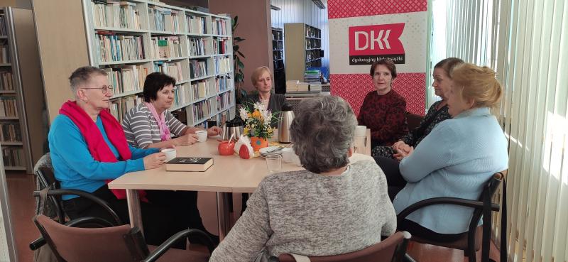 Zdjęcie kolorowe, uczestniczki Dyskusyjnego Klubu Książki na spotkaniu w Bibliotece