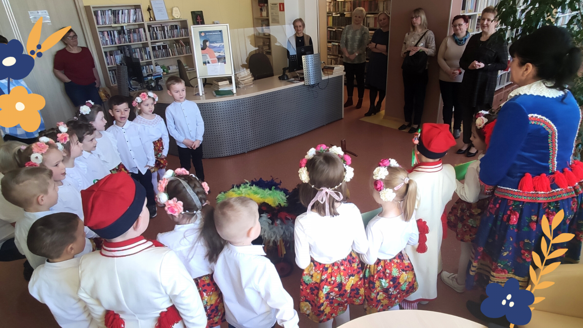 Zdjęcie kolorowe, przedszkolaki z wielkanocnym kogucikiem w Bibliotece