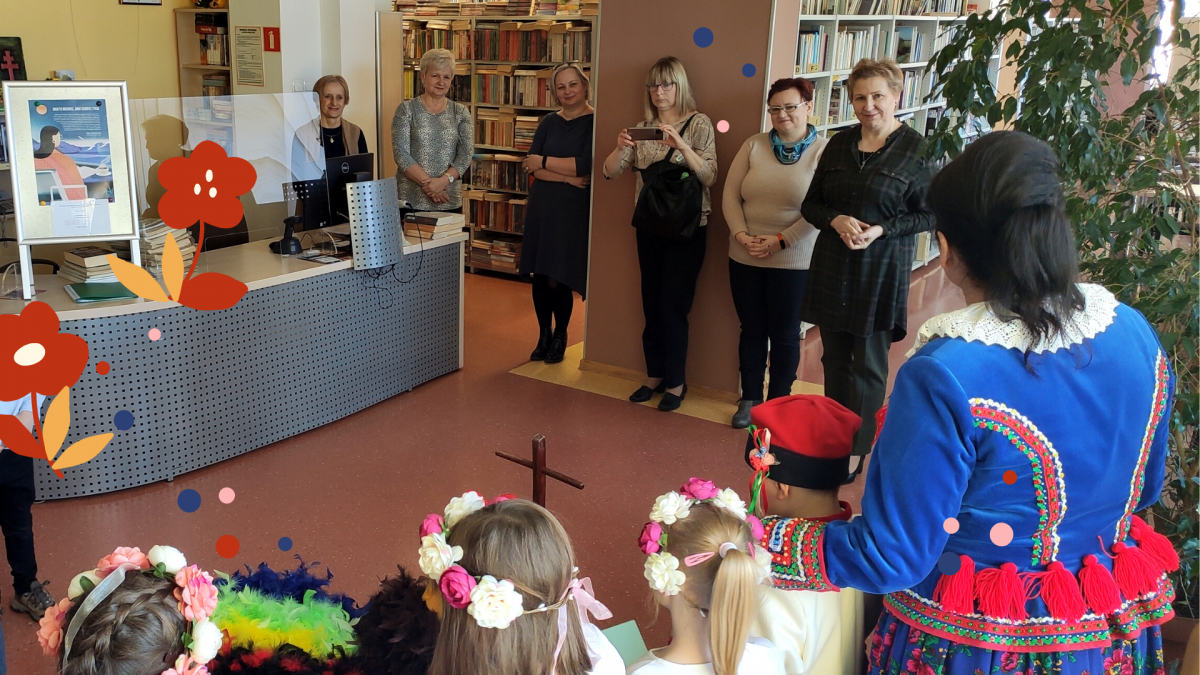 Zdjęcie kolorowe, przedszkolaki z wielkanocnym kogucikiem w Bibliotece