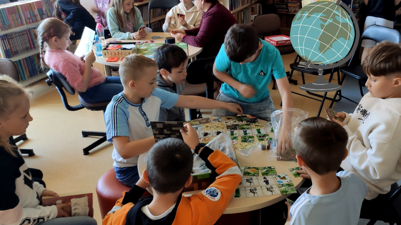 Zdjęcie kolorowe, dzieci na wycieczce w Bibliotece