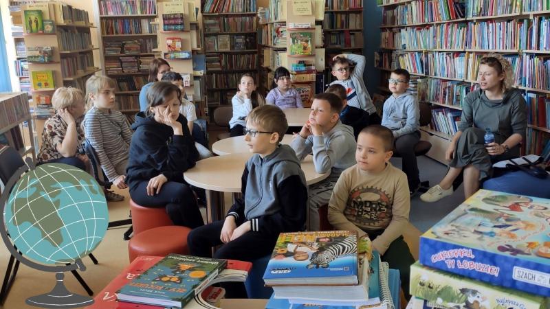 Zdjęcie kolorowe, dzieci na wycieczce w Bibliotece