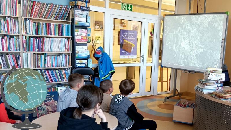 Zdjęcie kolorowe, dzieci na wycieczce w Bibliotece