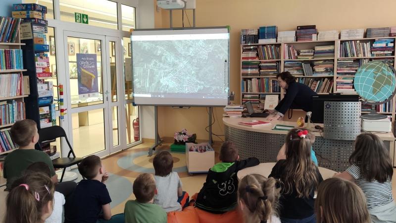 Zdjęcie kolorowe, dzieci na wycieczce w Bibliotece