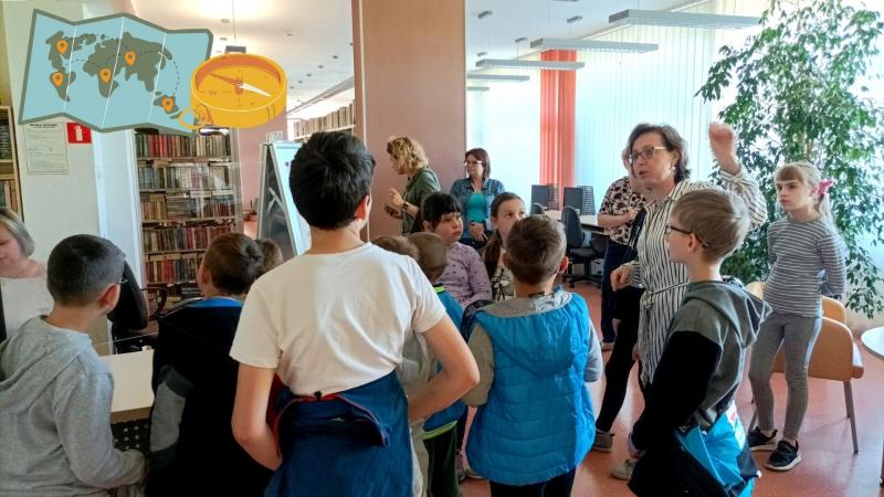 Zdjęcie kolorowe, dzieci na wycieczce w Bibliotece