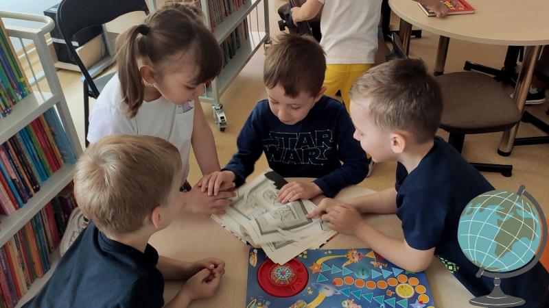 Zdjęcie kolorowe, dzieci na wycieczce w Bibliotece