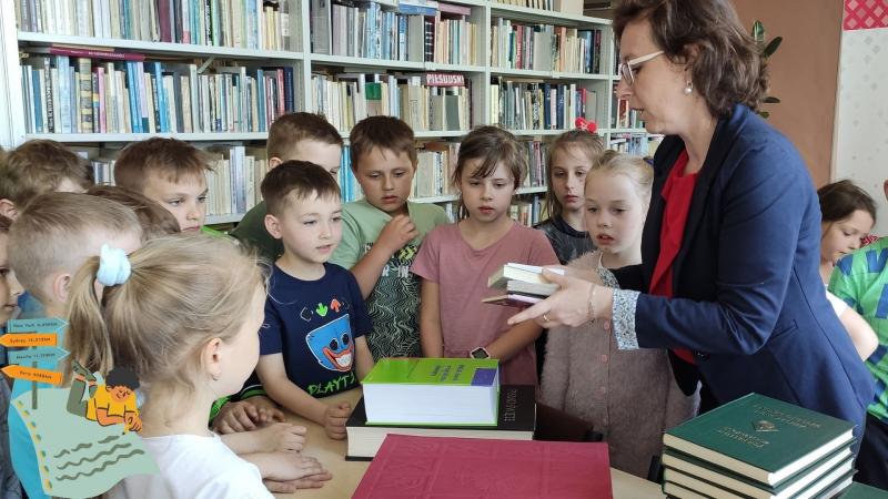 Zdjęcie kolorowe, dzieci na wycieczce w Bibliotece