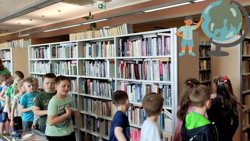Zdjęcie kolorowe, dzieci na wycieczce w Bibliotece