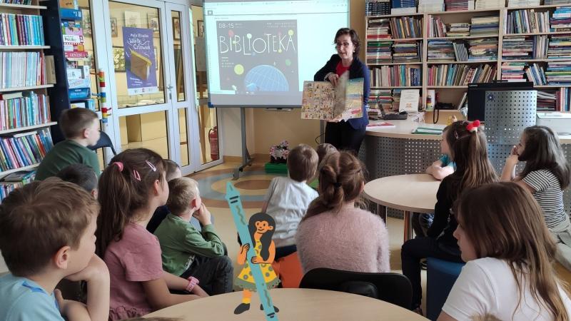 Zdjęcie kolorowe, dzieci na wycieczce w Bibliotece