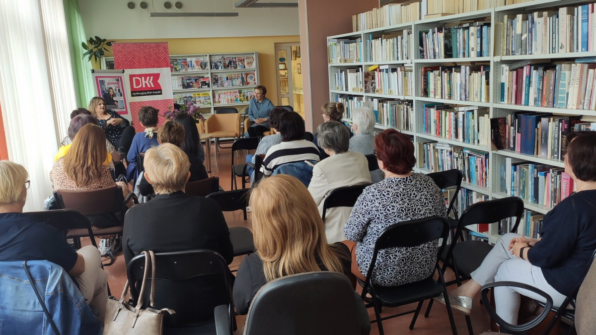 Uczestnicy spotkania autorskiego z pisarką Joanną Jax w Bibliotece w Połańcu