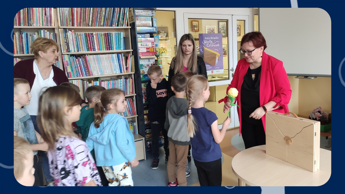 Uczestnicy akcji głośnego czytania w Bibliotece w Połańcu