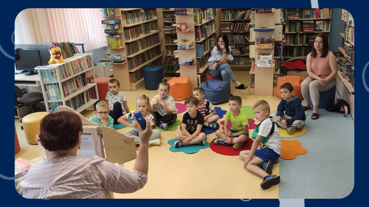 Uczestnicy akcji głośnego czytania w Bibliotece w Połańcu