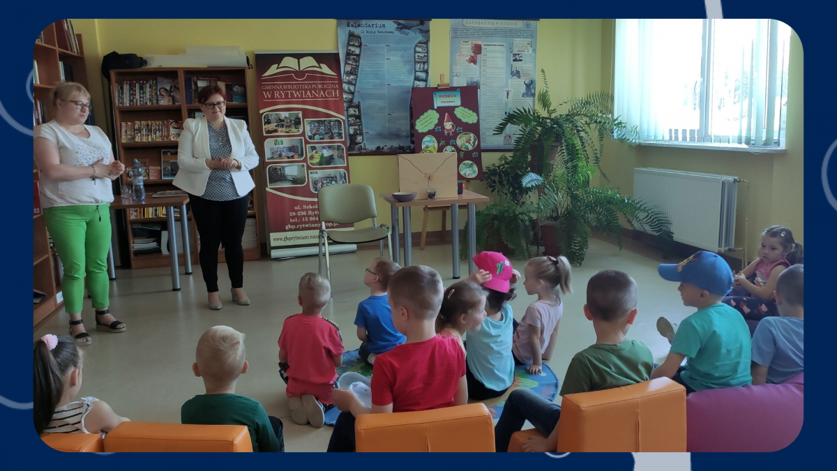 Uczestnicy akcji głośnego czytania w Bibliotece w Połańcu