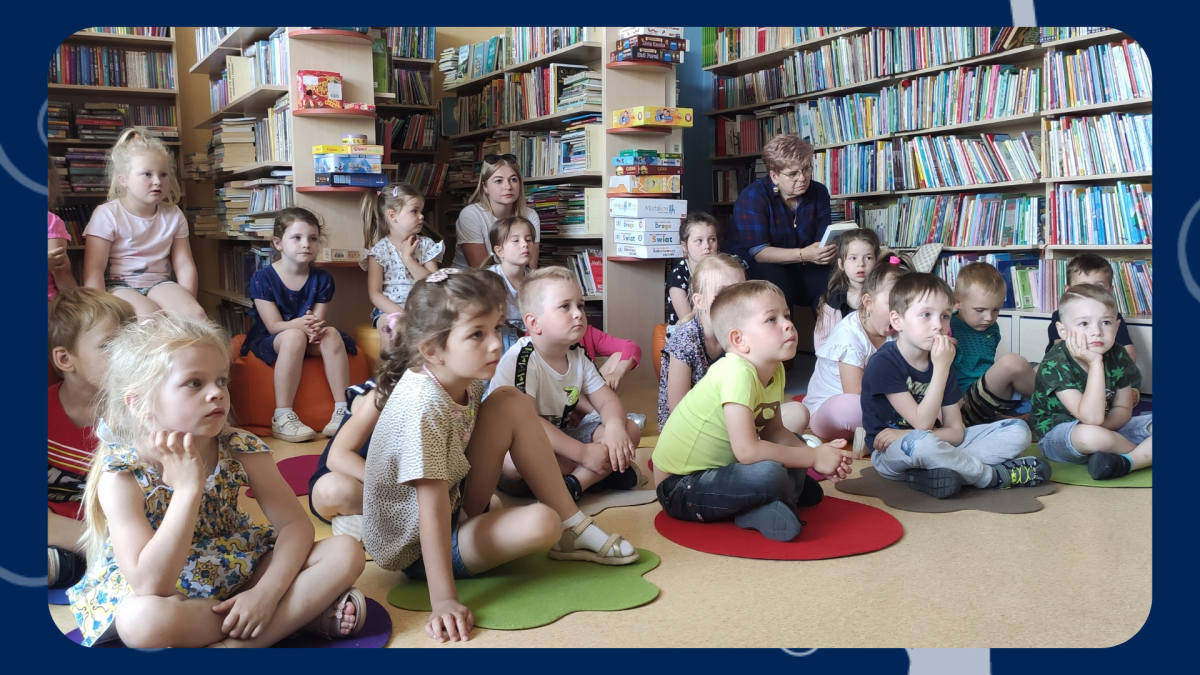 Uczestnicy akcji głośnego czytania w Bibliotece w Połańcu