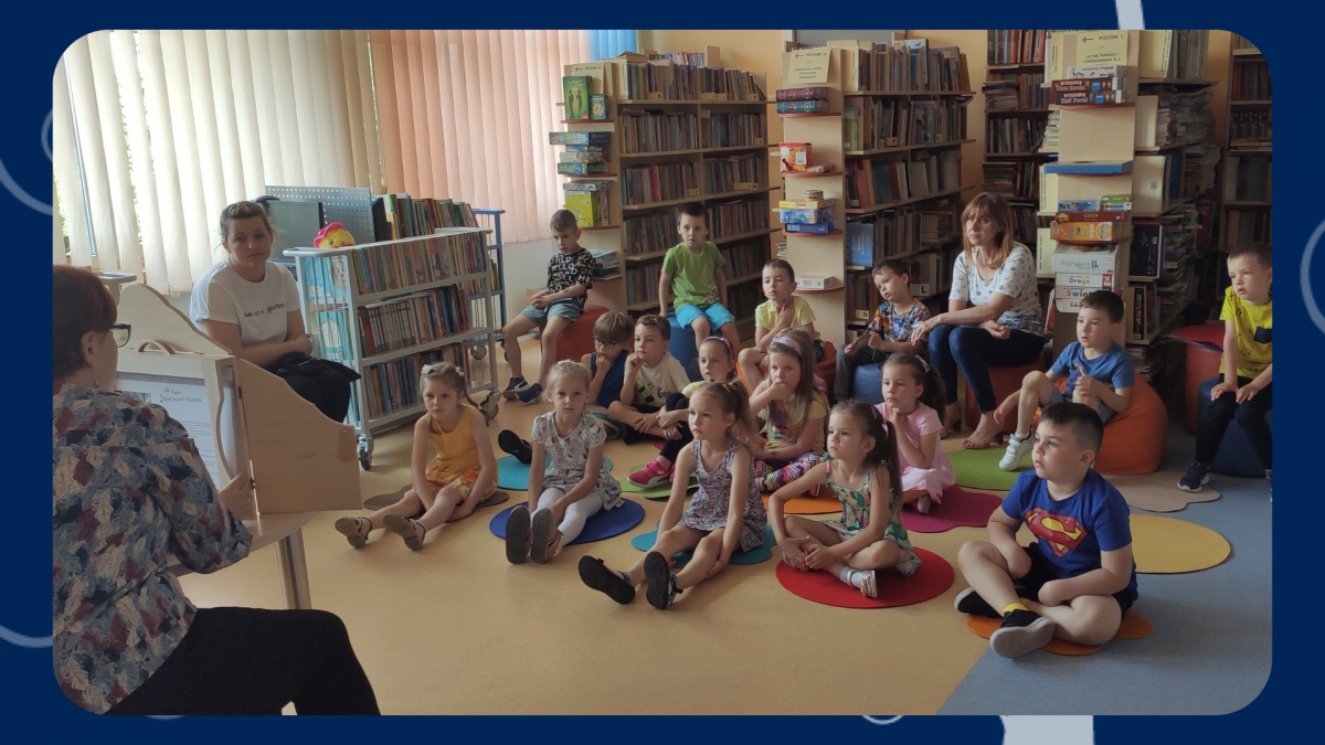 Uczestnicy akcji głośnego czytania w Bibliotece w Połańcu