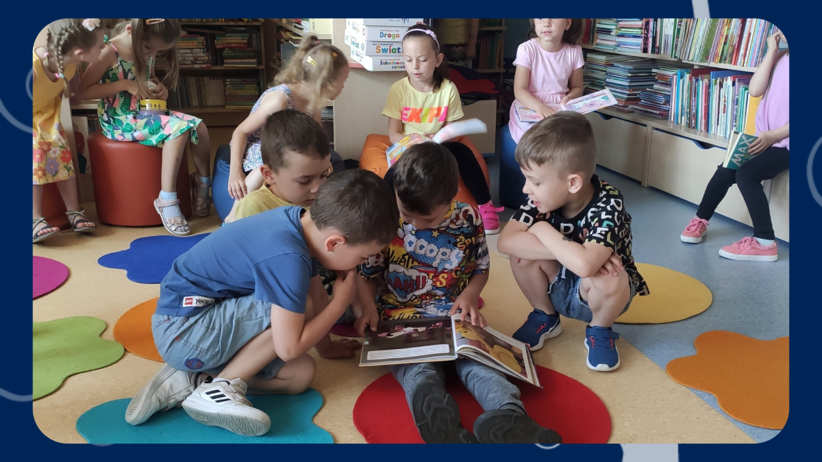 Uczestnicy akcji głośnego czytania w Bibliotece w Połańcu