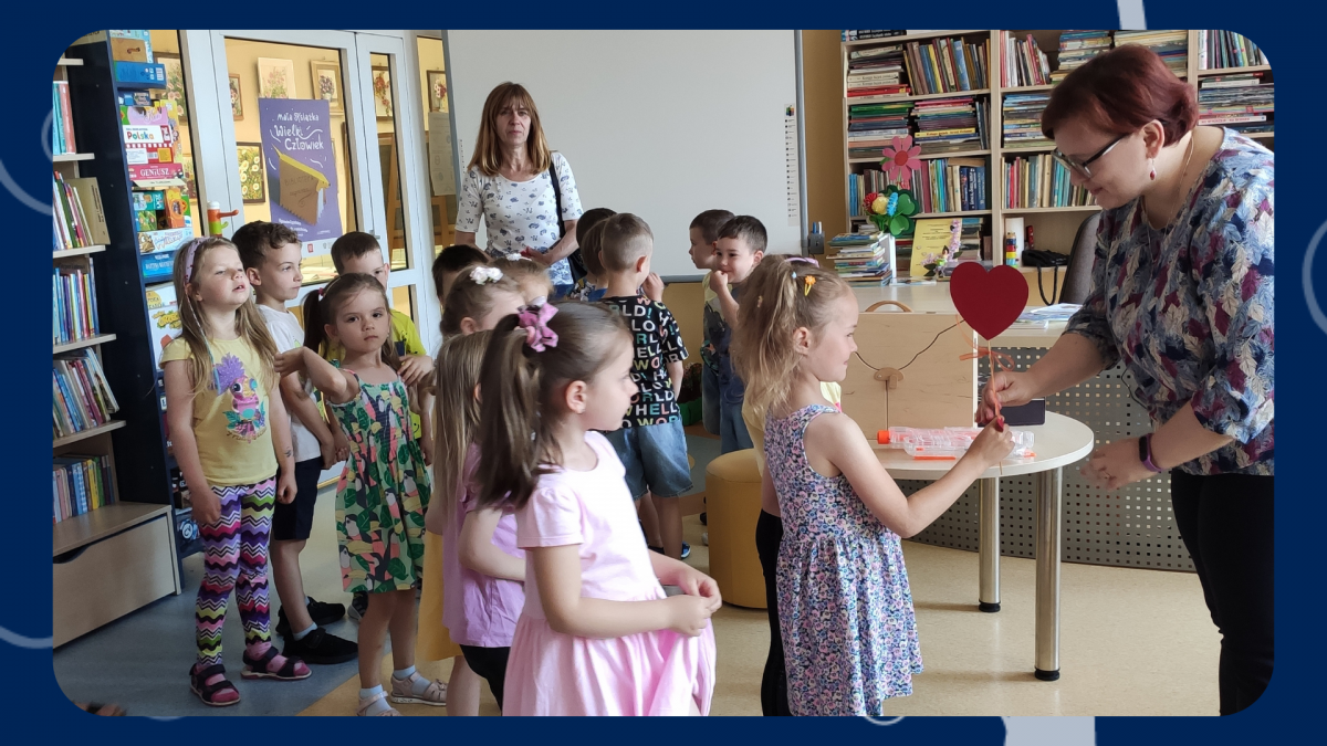 Uczestnicy akcji głośnego czytania w Bibliotece w Połańcu