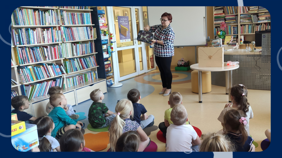 Uczestnicy akcji głośnego czytania w Bibliotece w Połańcu