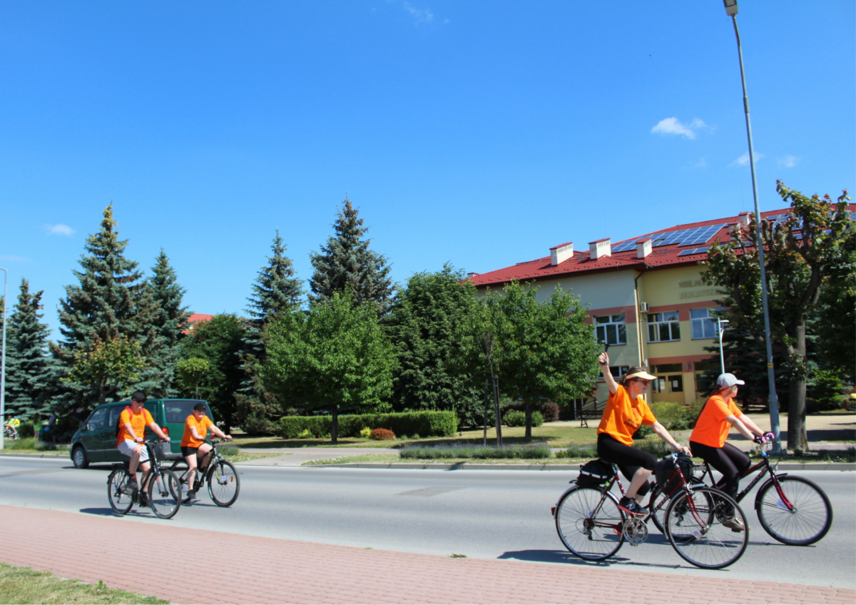 Uczestnicy rajdu rowerowego Odjazdowy Bibliotekarz 12 czerwca 2022