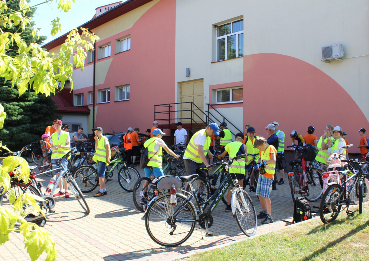 Uczestnicy rajdu rowerowego Odjazdowy Bibliotekarz 12 czerwca 2022