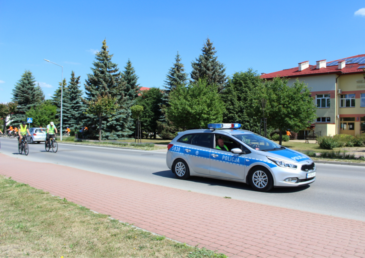 Uczestnicy rajdu rowerowego Odjazdowy Bibliotekarz 12 czerwca 2022