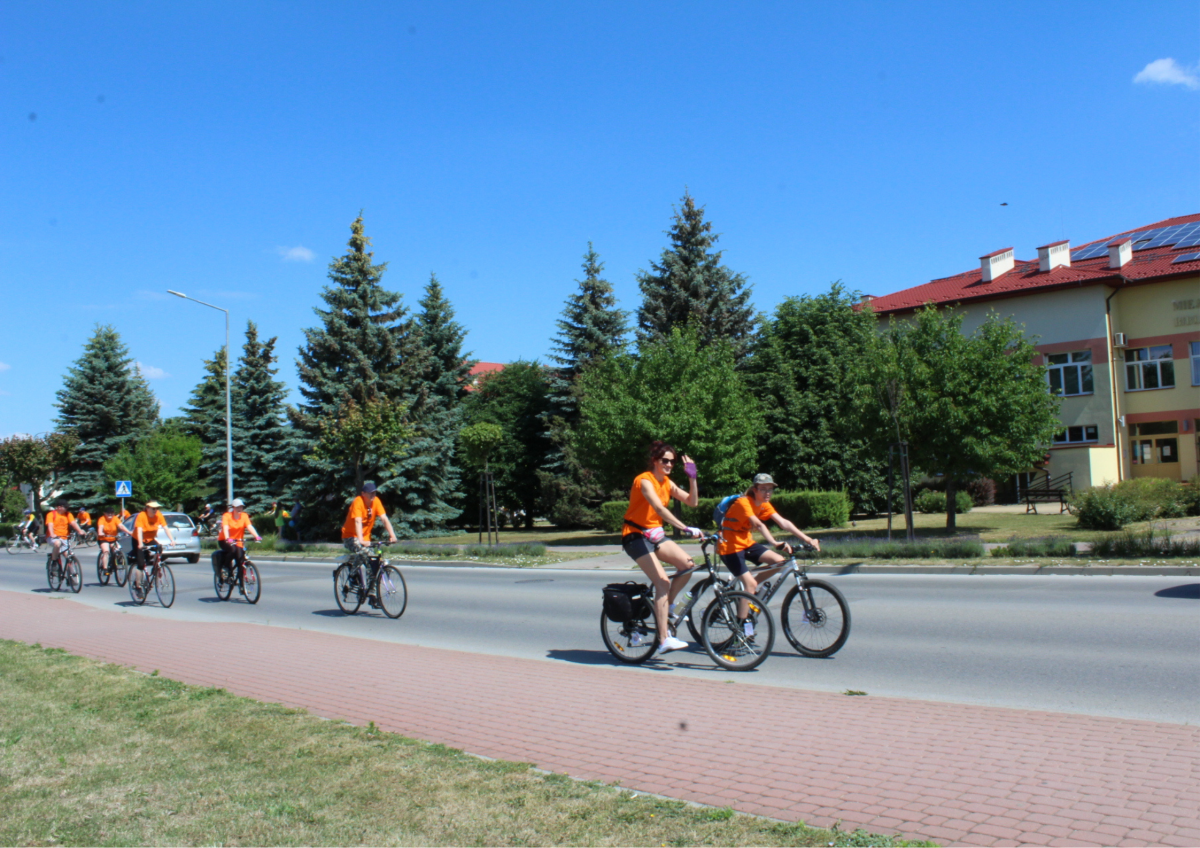 Uczestnicy rajdu rowerowego Odjazdowy Bibliotekarz 12 czerwca 2022