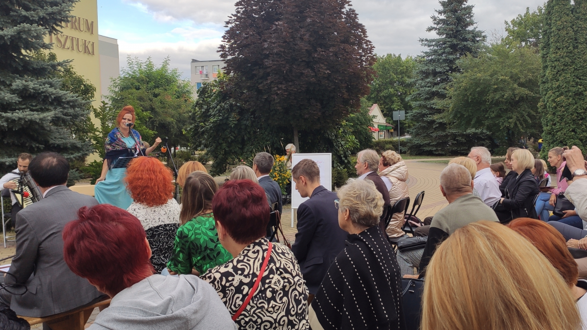 Zdjęcie kolorowe, uczestnicy Narodowego Czytania na placu przed Biblioteką w Połańcu, 3 września 2022 rok
