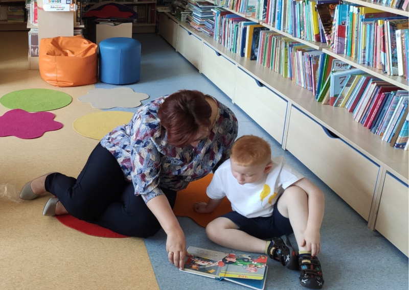 Zdjęcie kolorowe, dzieci z Terapeutycznego Przedszkola w Woli Pławskiej w Bibliotece