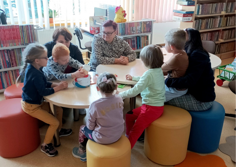 Zdjęcie kolorowe, dzieci z Terapeutycznego Przedszkola w Woli Pławskiej w Bibliotece