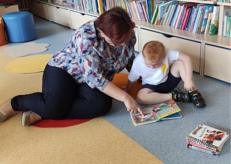 Zdjęcie kolorowe, dzieci z Terapeutycznego Przedszkola w Woli Pławskiej w Bibliotece