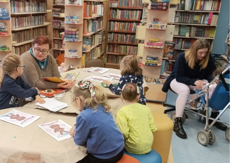 Zdjęcie kolorowe, dzieci z Terapeutycznego Przedszkola w Woli Pławskiej w Bibliotece