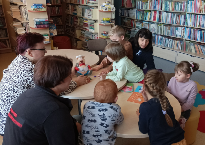 Zdjęcie kolorowe, dzieci z Terapeutycznego Przedszkola w Woli Pławskiej w Bibliotece