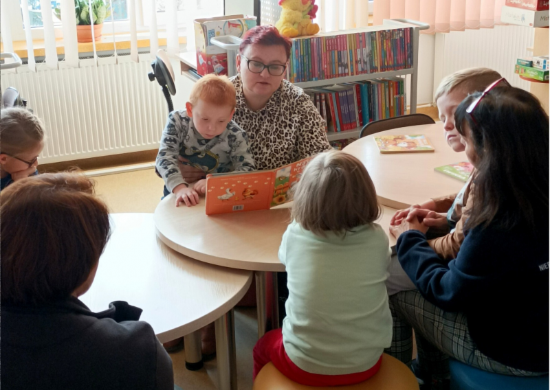 Zdjęcie kolorowe, dzieci z Terapeutycznego Przedszkola w Woli Pławskiej w Bibliotece