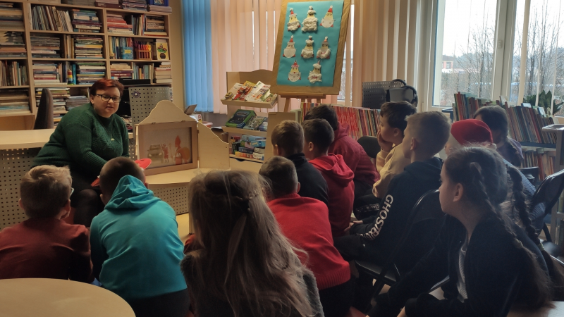 Zdjęcie kolorowe, dzieci podczas Mikołajkowych zajęć w bibliotece grudzień 2022 rok