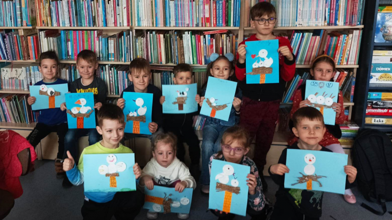 Zdjęcie  kolorowe, Biblioludki podczas marcowego spotkania w Bibliotece