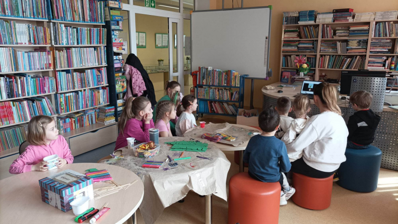 Zdjęcie kolorowe, Biblioludki na spotkaniu w Bibliotece, na którym tematem były tulipany